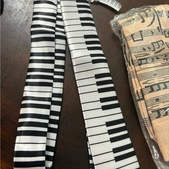Musical Note and Piano Key Socks Set,tie,bow tie,pin in gift box 5 piece set - Picture 4 of 17